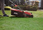 מכסחת דשא 40V(2x20V) Brushless רוחב 34 ס"מ + 2 סוללות 2.0Ah + מטען + תיק נשיאה SKIL