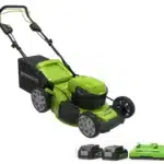 מכסחת נסיעה עצמית גוף פח 46 ס”מ 48V (2X24V) Brushless + 2X5.0Ah עם שקע USB + מטען Dual Port (4A) 48V